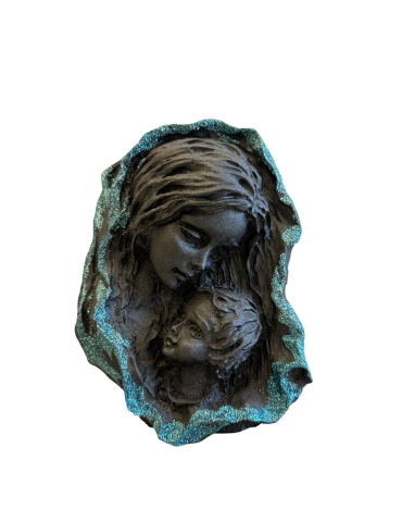 Statue religieuse de la Vierge à l’Enfant dans le rocher Wash...