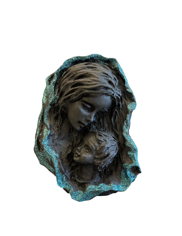 Statue religieuse de la Vierge à l’Enfant dans le rocher Wash...