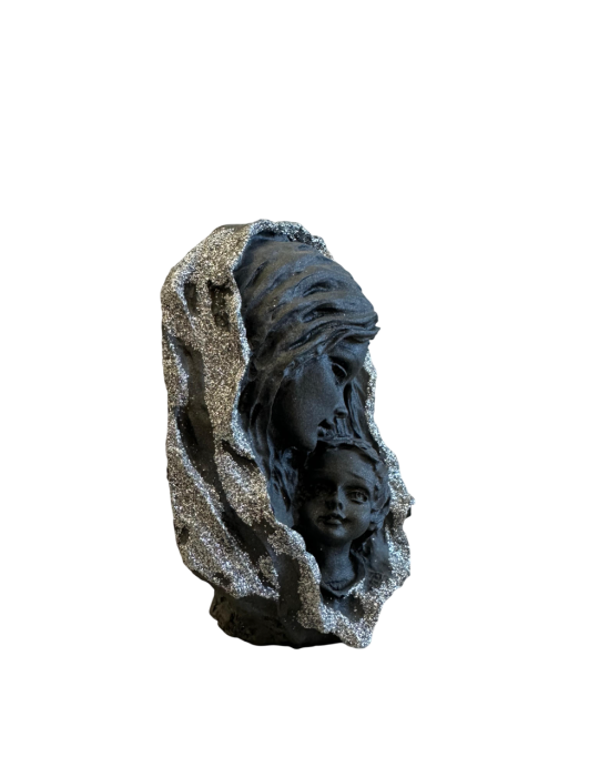 Statue religieuse de la Vierge à l’Enfant dans le rocher Wash...