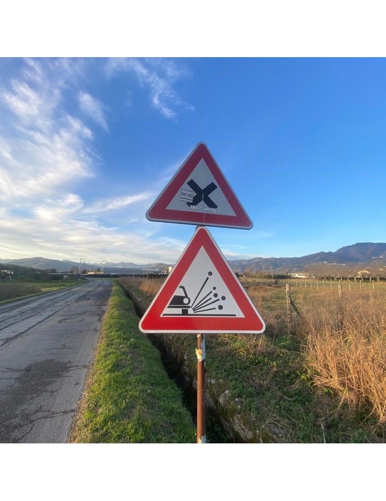 Panneau de signalisation routière côté triangle 90 tôle classe 1 fig. 29 « Matériau instable sur la route »