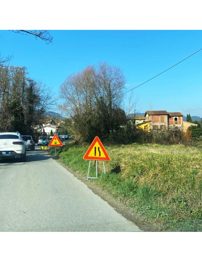 Triangle road sign side 90 in iron class 1 fig. 386 " asymmetrical bottleneck on the right "