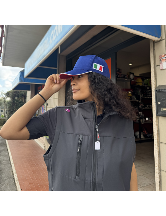 Cappello con tesa e bandierina a lato Logica blu