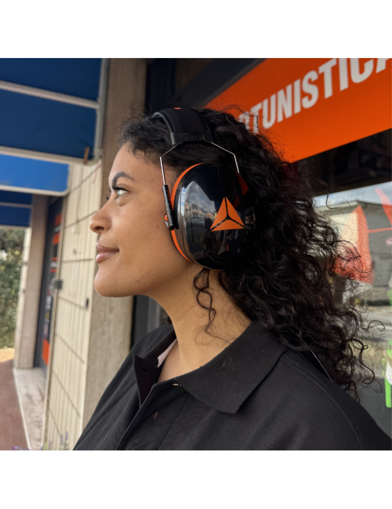 Delta Plus ear defender with synthetic foam padded earcups and PU MAGNYCOURS2 coating