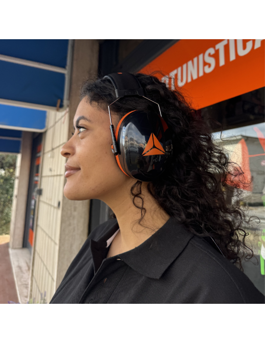 Delta Plus ear defender with synthetic foam padded earcups and PU MAGNYCOURS2 coating