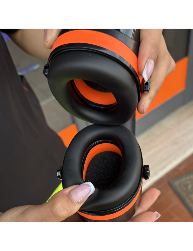 Delta Plus ear defender with synthetic foam padded earcups and PU MAGNYCOURS2 coating