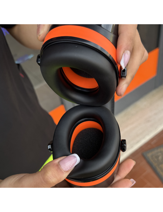 Delta Plus ear defender with synthetic foam padded earcups and PU MAGNYCOURS2 coating