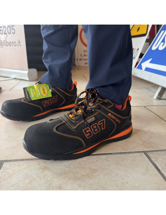 Logica Gamma low safety shoe in black nubuck S3 SRA