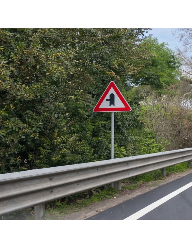 Intersección en T con señales de tráfico y derecho de paso a la izquierda