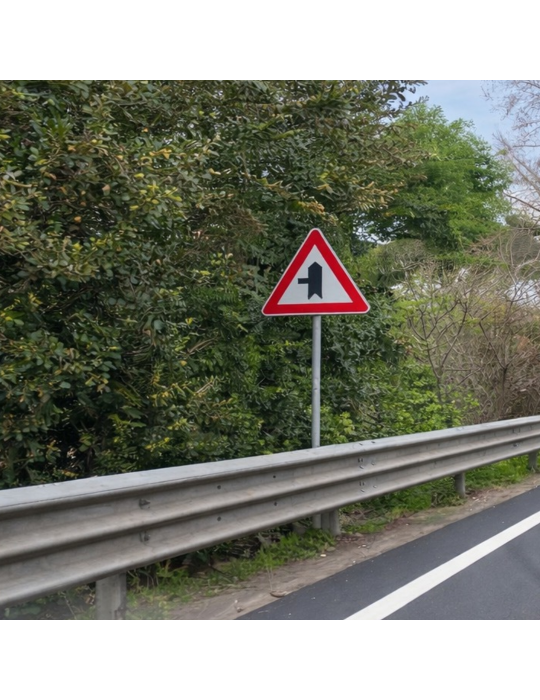 Intersección en T con señales de tráfico y derecho de paso a la izquierda