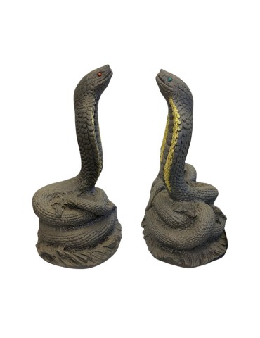 Cobra statua in pietra lavica con decorazioni colorate
