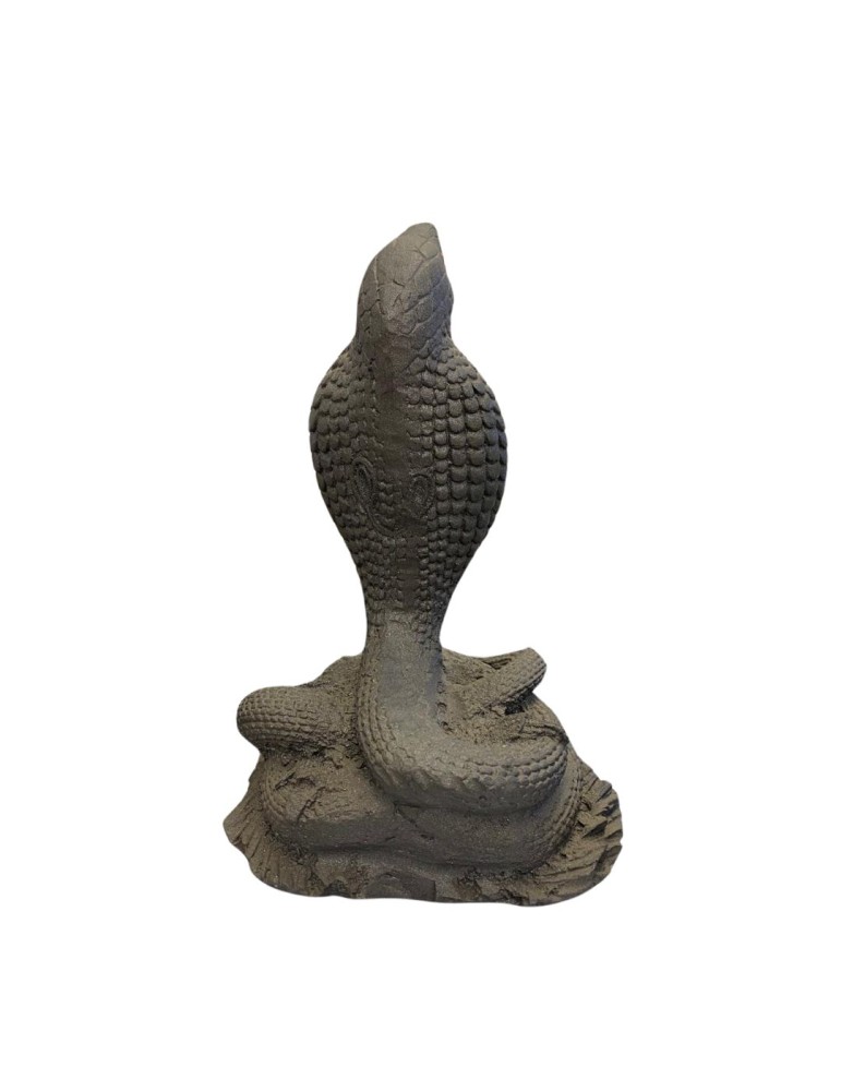 Statue en pierre de lave de cobra avec des décorations colorées