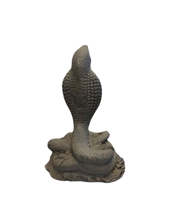 Estatua de piedra de lava de cobra con coloridas decoraciones