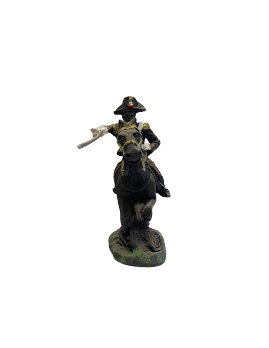Carabiniere a cavallo statua in pietra lavica con decorazioni colorate